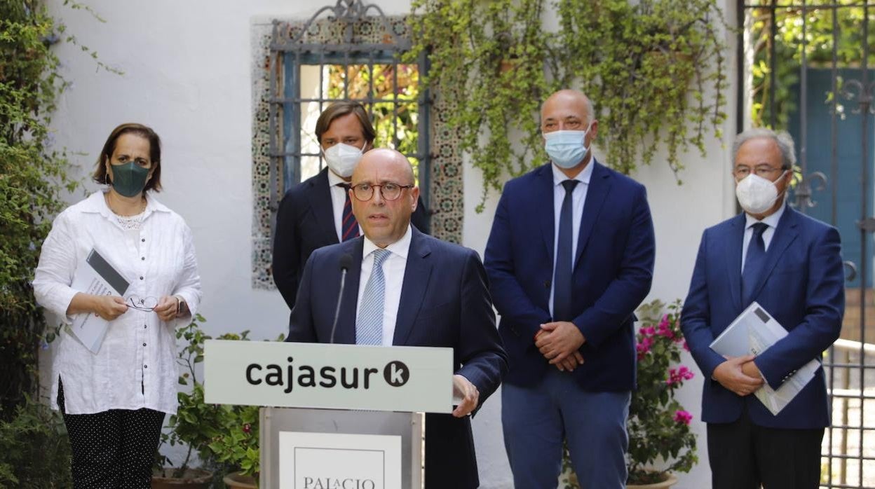 El consejero delegado de Cajasur durante la presentación del informe de impacto de la actividad del banco