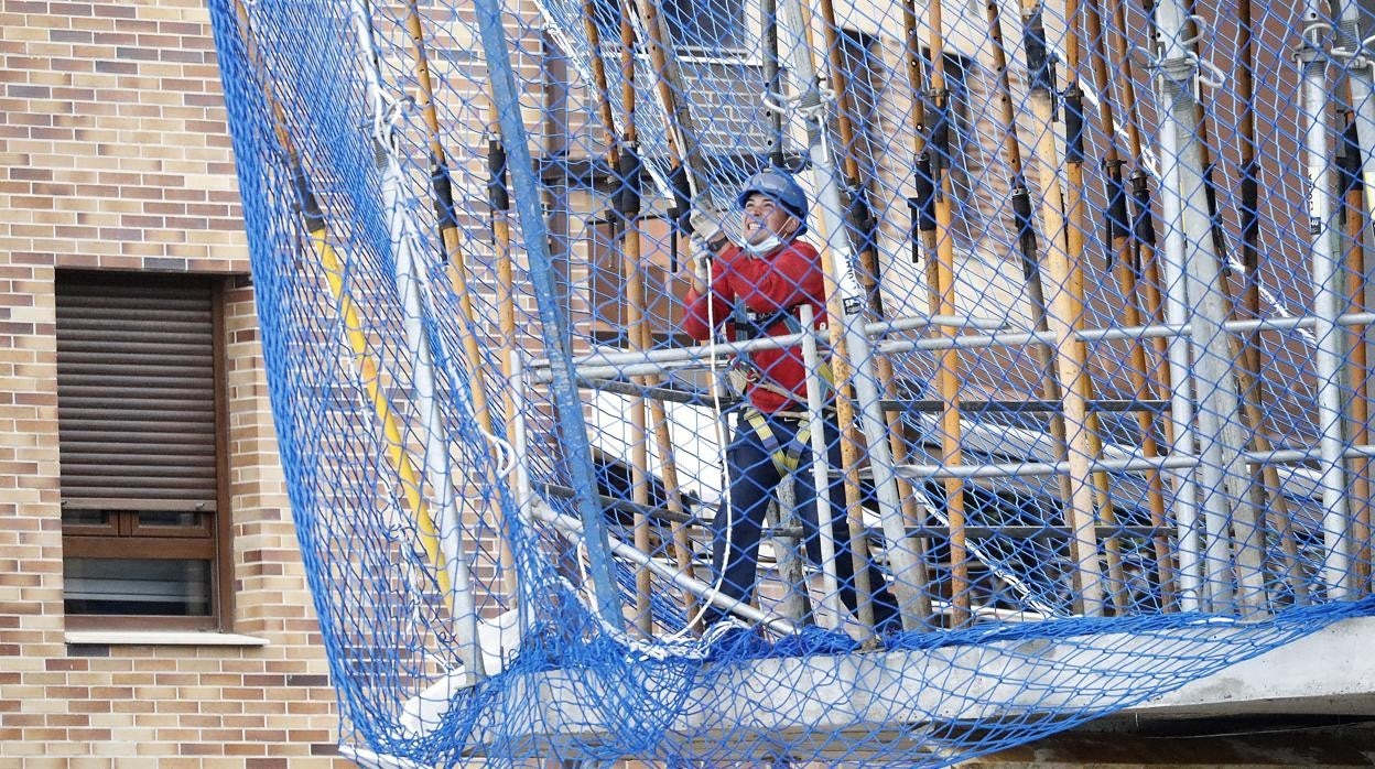 Un trabajador en las obras de de una promoción de Córdoba