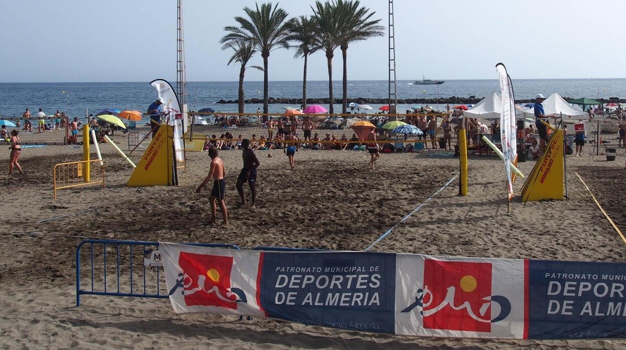Juegos de voley playa en Almería capital.