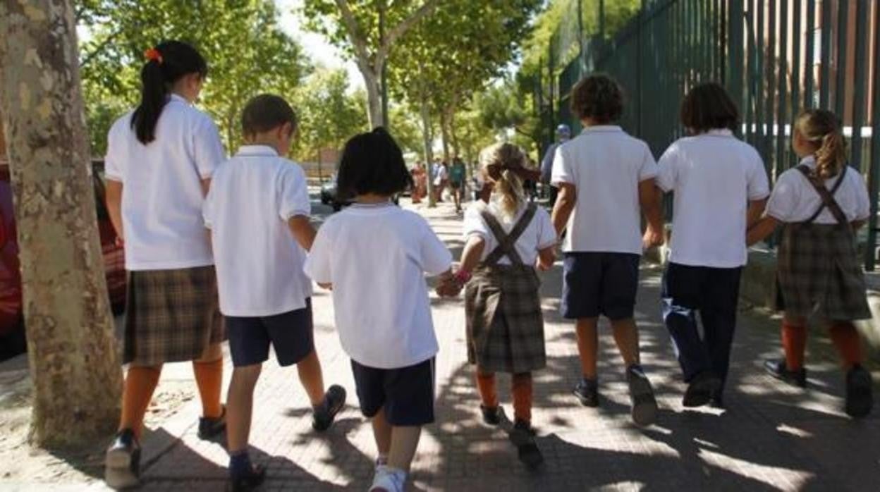 Alumnos de uniforme se dirigen al colegio