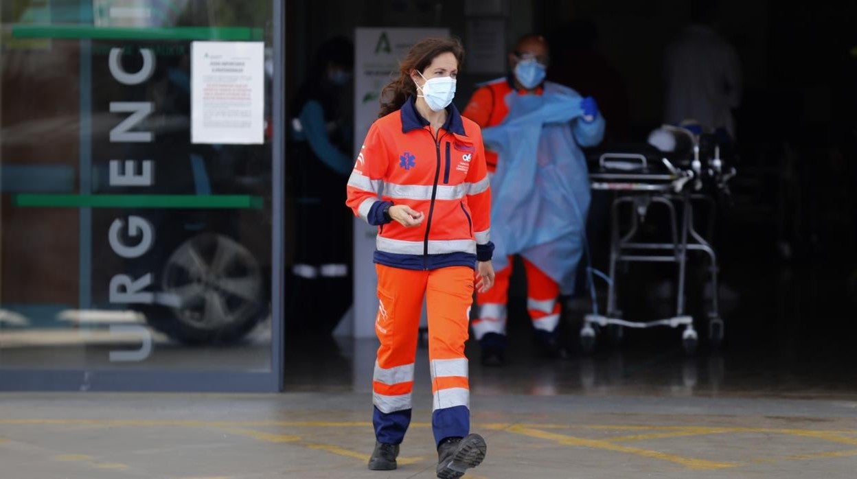 Sanitarios, en la puerta de acceso a Urgencias del Hospital Reina Sofía de Córdoba