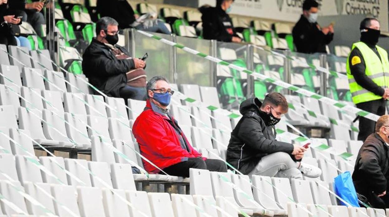 Aficionados en la grada de El Arcángel