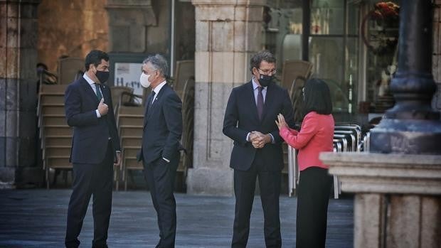 Preocupación de Juanma Moreno por el trato desigual de Pedro Sánchez con Andalucía