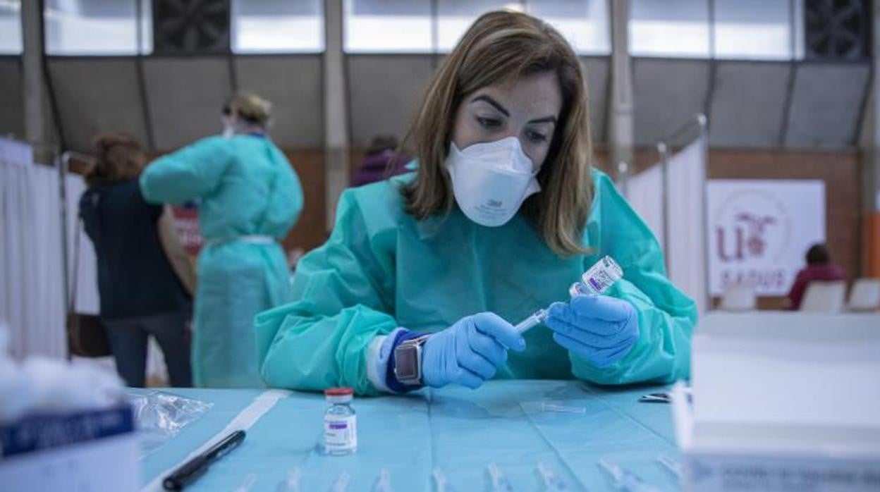 Una sanitaria prepara las vacunas contra el Covid en Sevilla