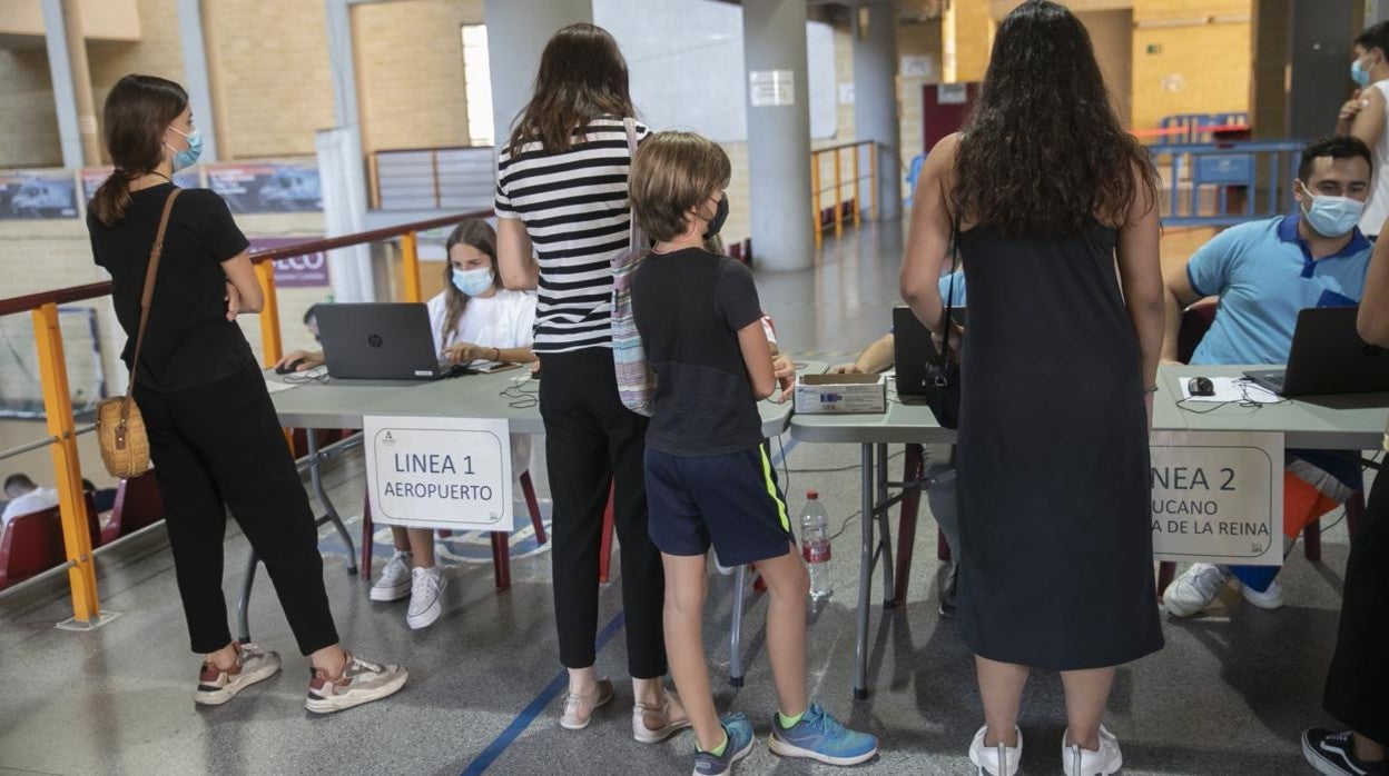 Una de las mesas de recepción de jóvenes y adolescentes en Vista Alegre