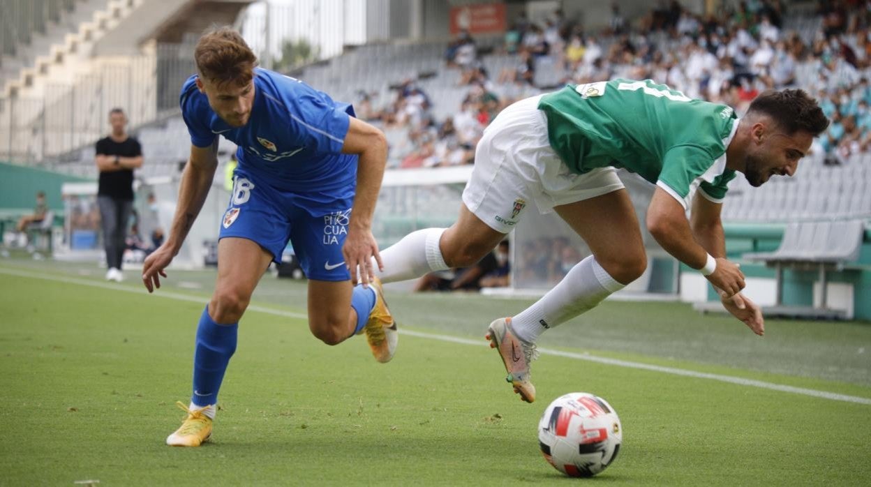 Omar Perdomo ante Dani Perejón en el Córdoba-Linares