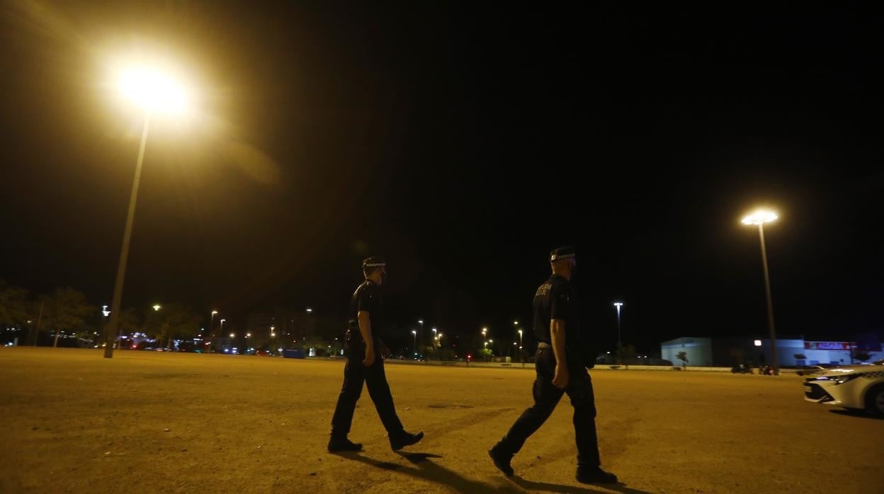 Dos policías locales de servicio nocturno