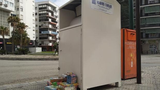 Muere un joven atrapado en un contenedor de ropa usada en Málaga