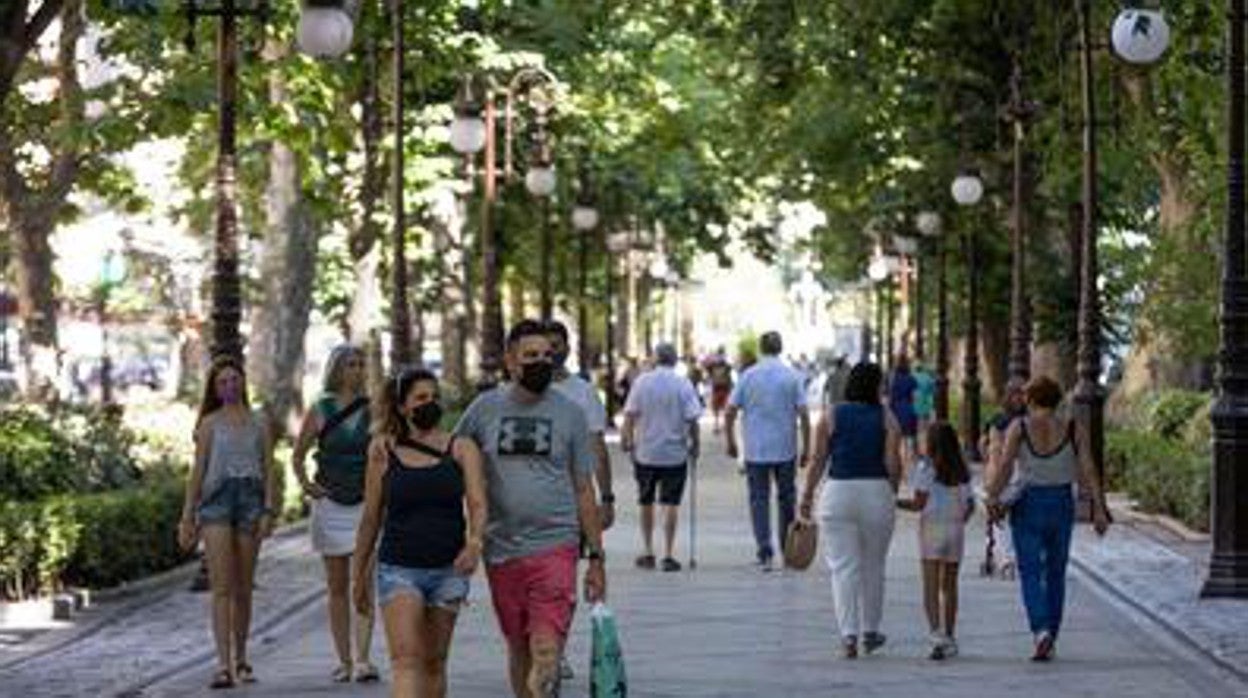 Gente paseando con mascarillas por las calles de Granada