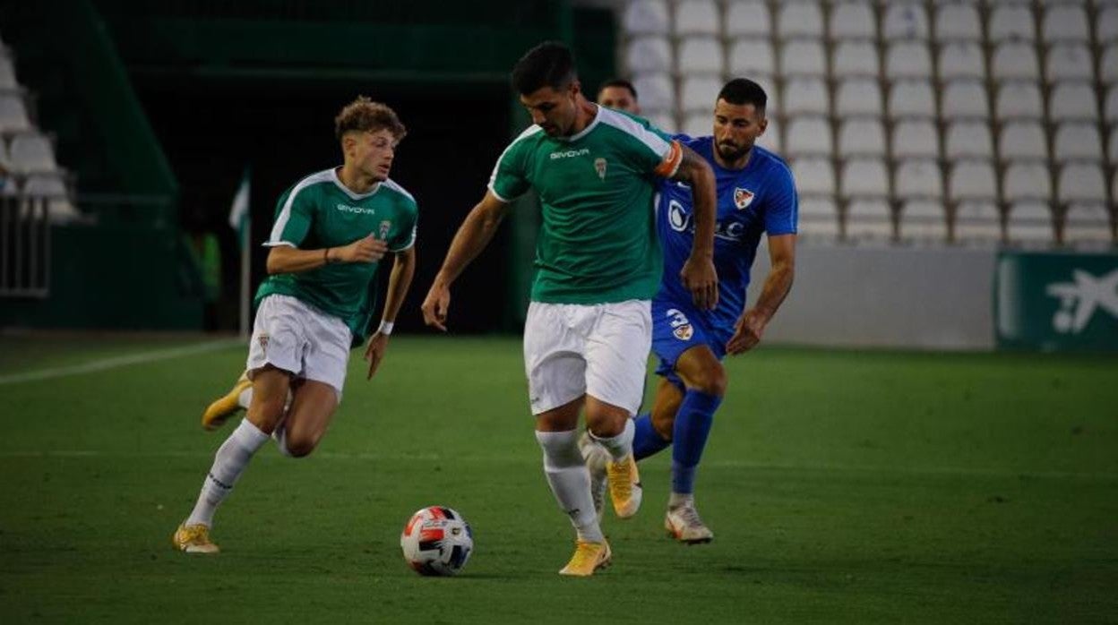 Willy Ledesma y Simo en el partido ante el Linares