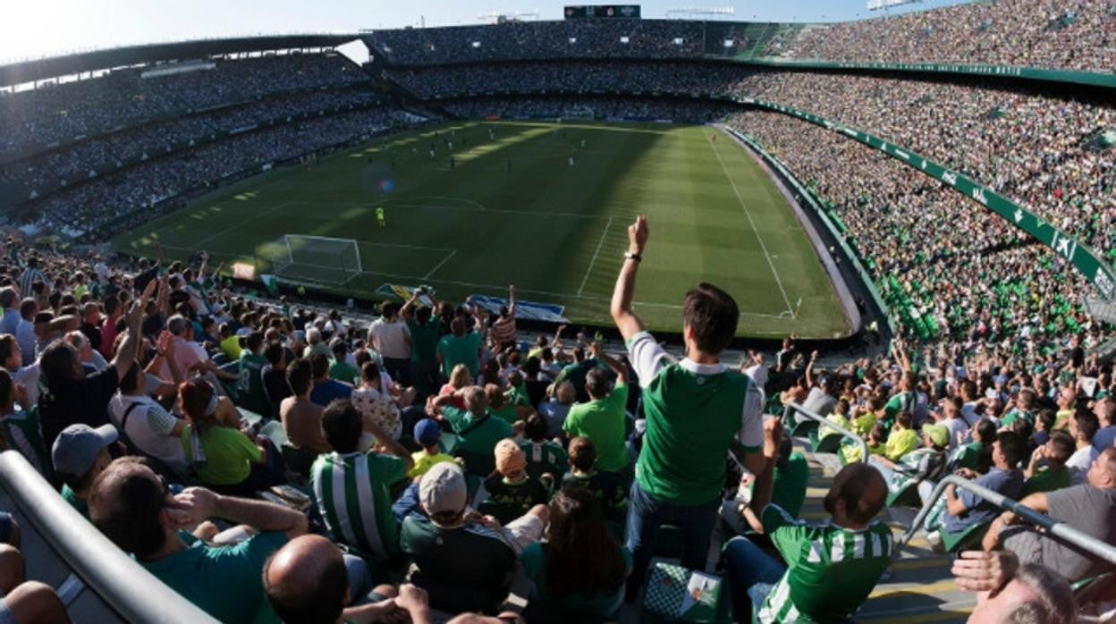 Aficionados en el campo el Betis antes de la pandemia