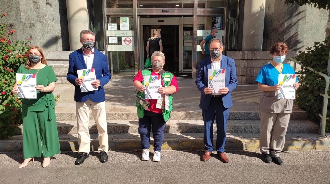 Los responsables de la campaña de la ONCE muestran los carteles en la sede de Vistalegre