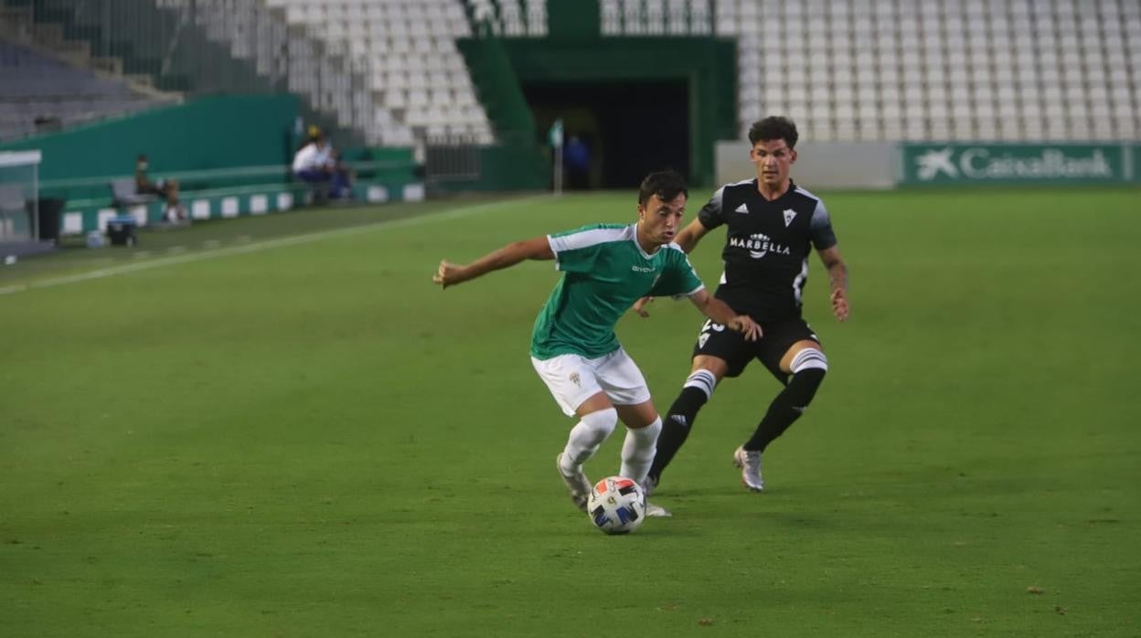 Álex Marín se marcha de un rival marbellí