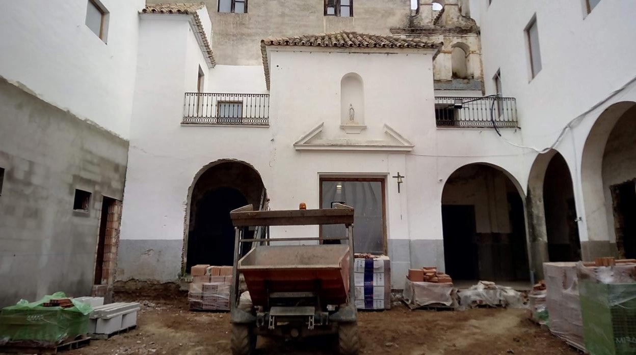 Obras en el antiguo seminario de Los Ángeles donde los residentes se formarán albañilería o apicultura