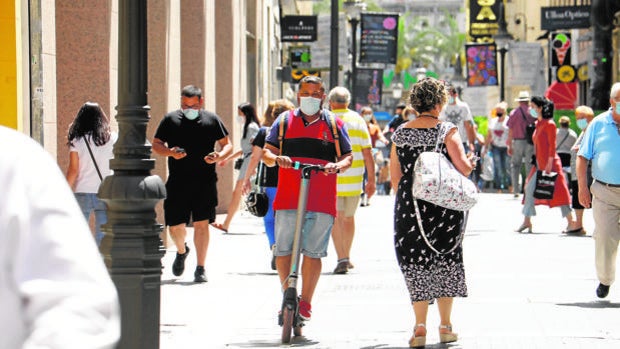 Circular por aceras o con más de una persona, principales infracciones de los patinetes en Córdoba