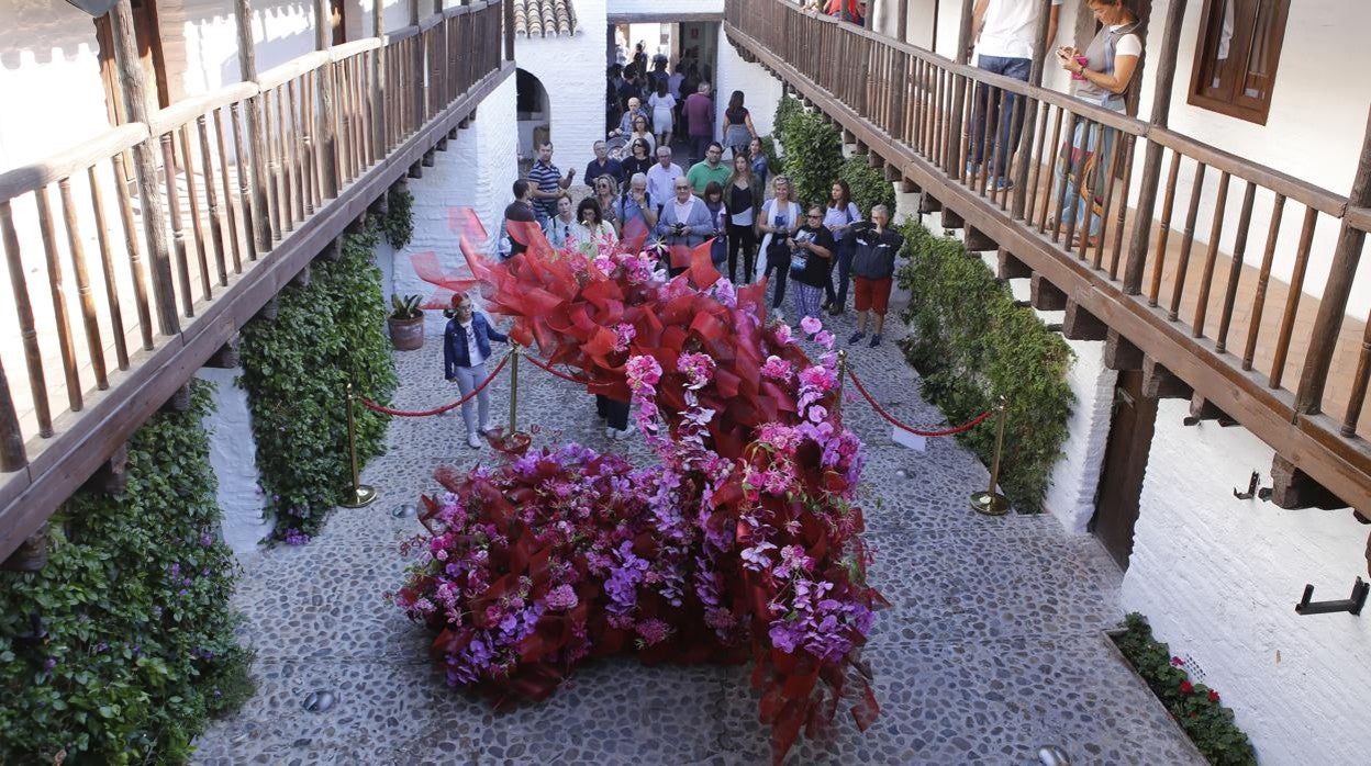 Instalación de Flora en el patio de la Posada del Potro