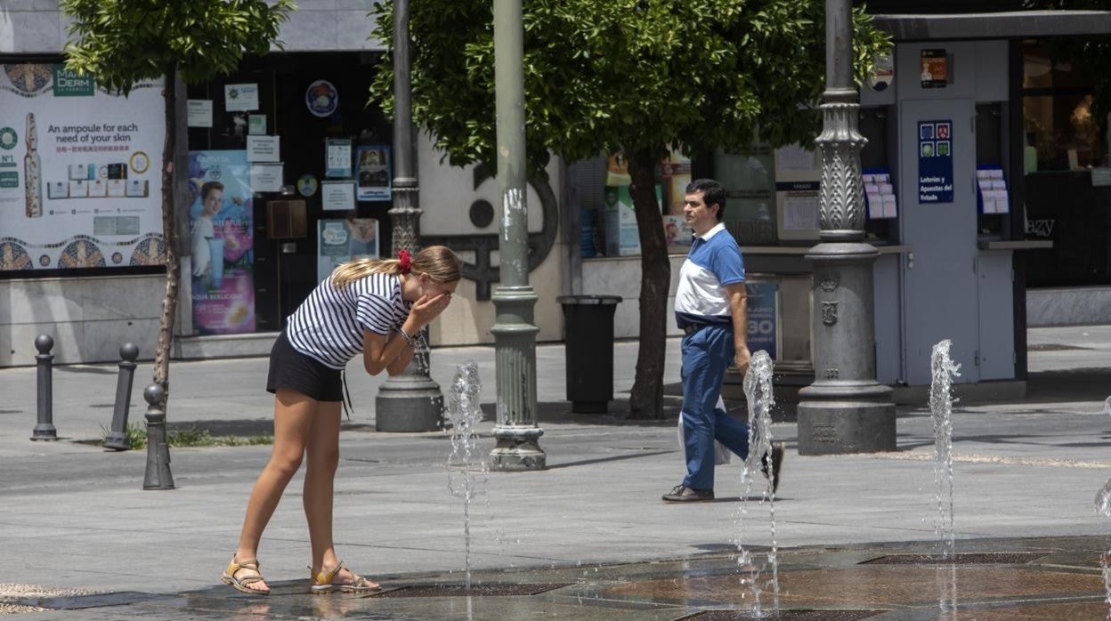 Una joven se refresca en los surtidores de Las T endillas el pasado julio