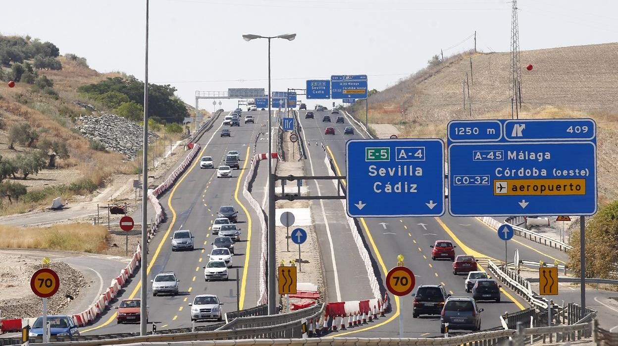 Tráfico en los accesos de Córdoba durante un puente de agosto, en una imagen de archivo