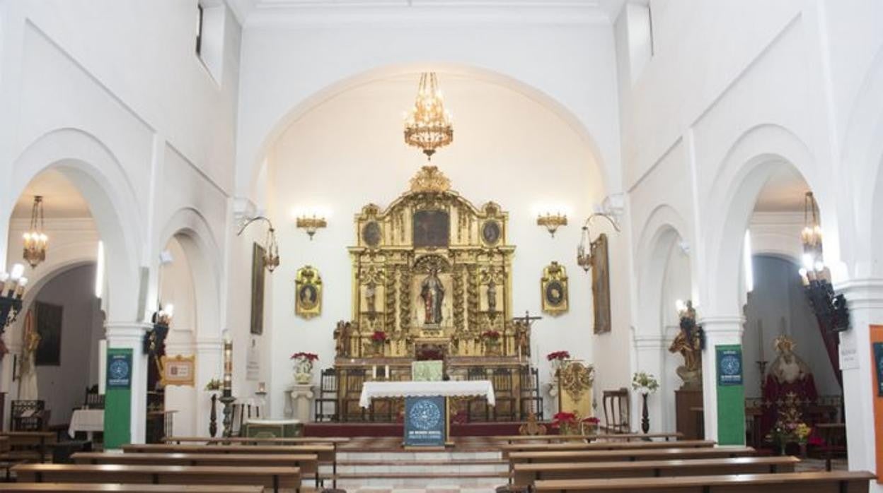 Interior de la parroquia de Santa Victoria, con el retablo del siglo XVIII