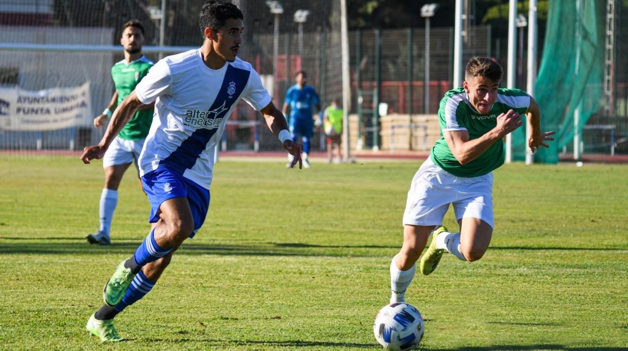 Ekáitz Jiménez disputa un balón ante un rival del Recreativo de Huelva