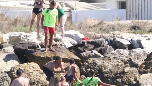 Un socorrista herido en un rescate de ocho personas atrapadas por el oleaje en Marbella