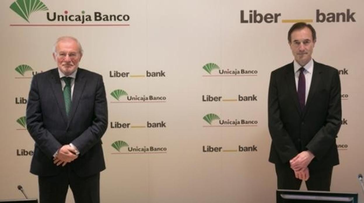 Manuel Azuaga, presidente de Unicaja, con Manuel Menéndez, actual CEO de la entidad