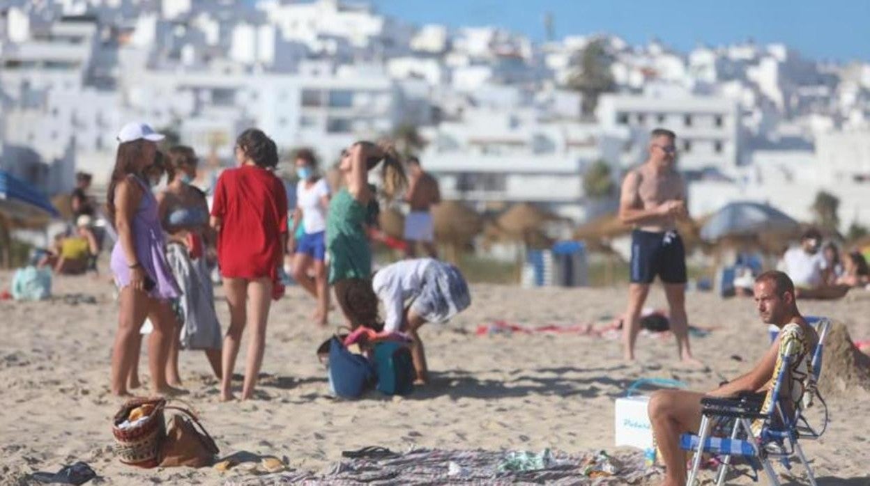 Un grupo de jóvenes en la Playa de los Bateles de Conil