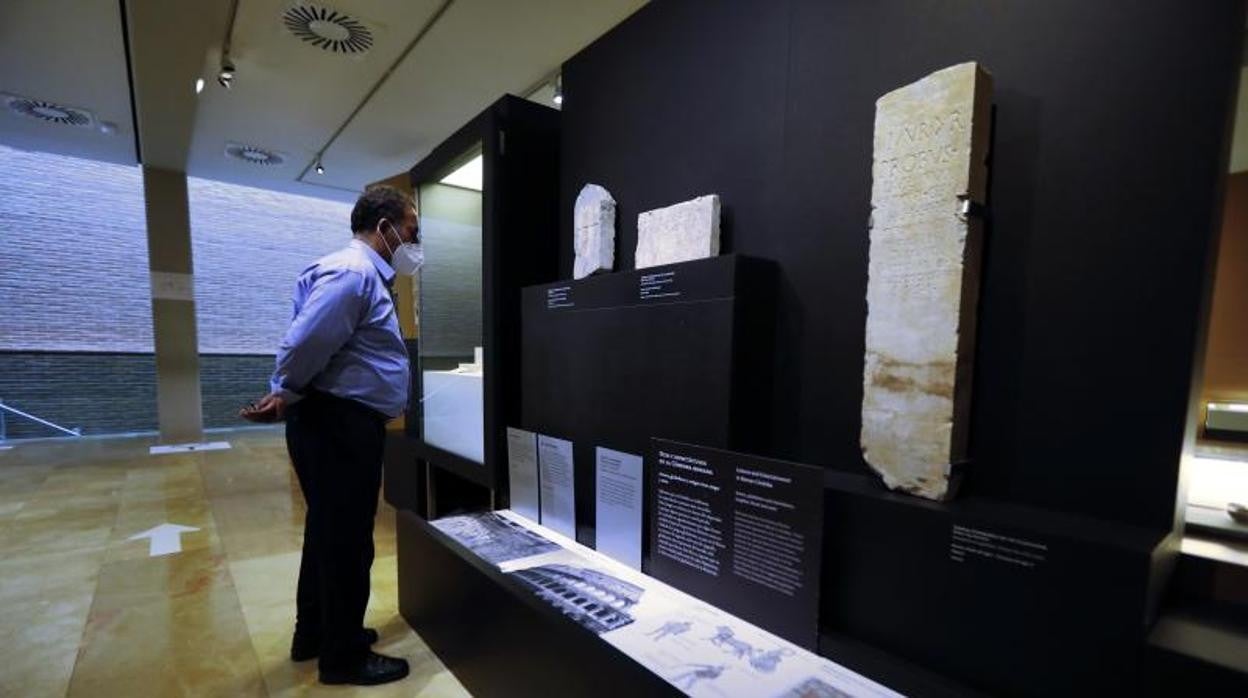 Un hombre observa estelas de gladiadores en el Museo Arqueológico de Córdoba el pasado junio