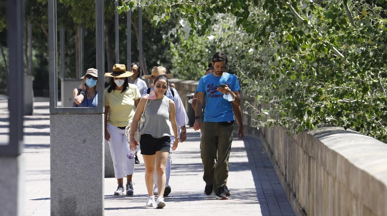 Un grupo de turistas pasea por la Ribera de Córdoba