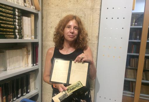 La archivera María del Mar Ibáñez, con la carta y postales de Emilia Pardo Bazán