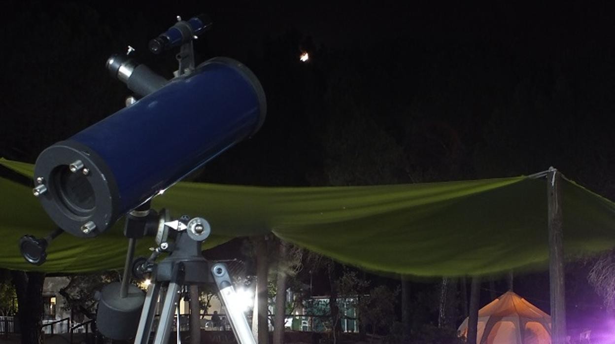 Un telescopio instalado en el camping de Los Villares