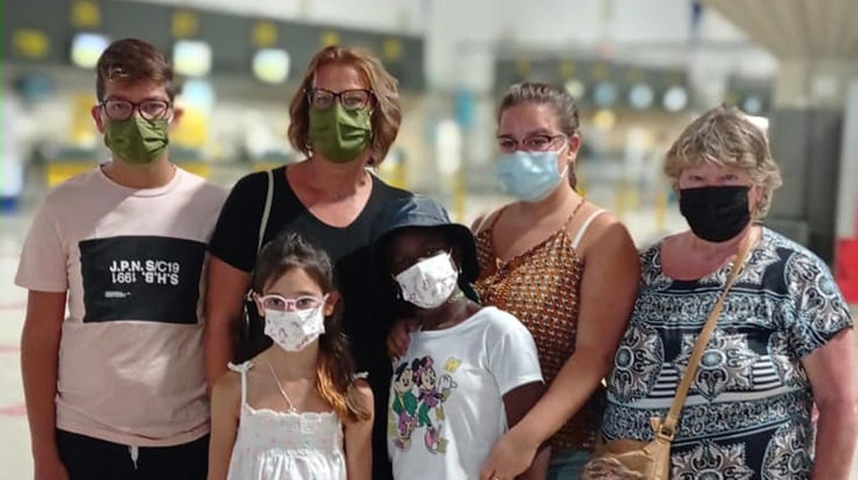 Cecile, con su familia de acogida, antes de volar de vuelta a Guinea