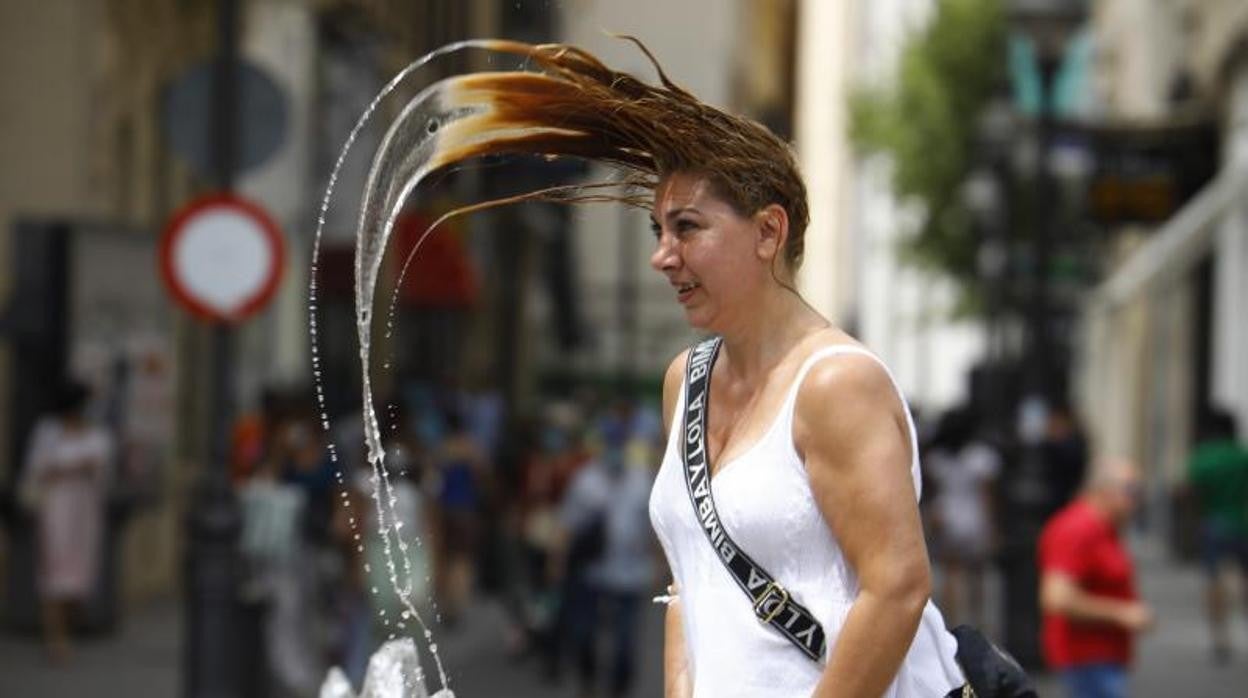 Una mujer se refresca el pasado jueves en el Centro de Córdoba