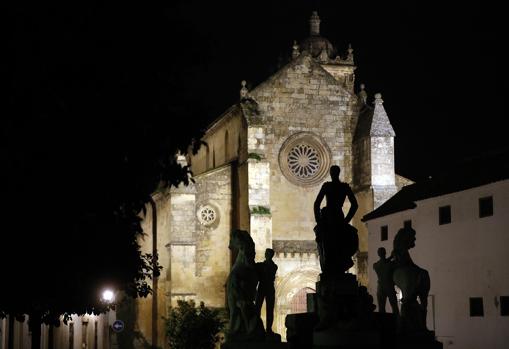 Iluminación monumental de la iglesia, vista desde el monumento a Manolete