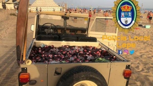 Detenido en Lepe por intentar pasar 200 botellines de cerveza con hielo a la playa