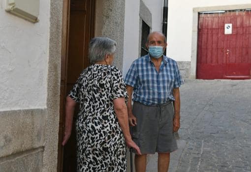Dos ancianos en una calle de Pedroche