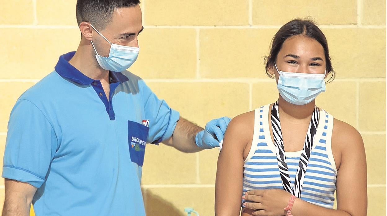 Una joven recibe la vacuna contra el Covid en Córdoba