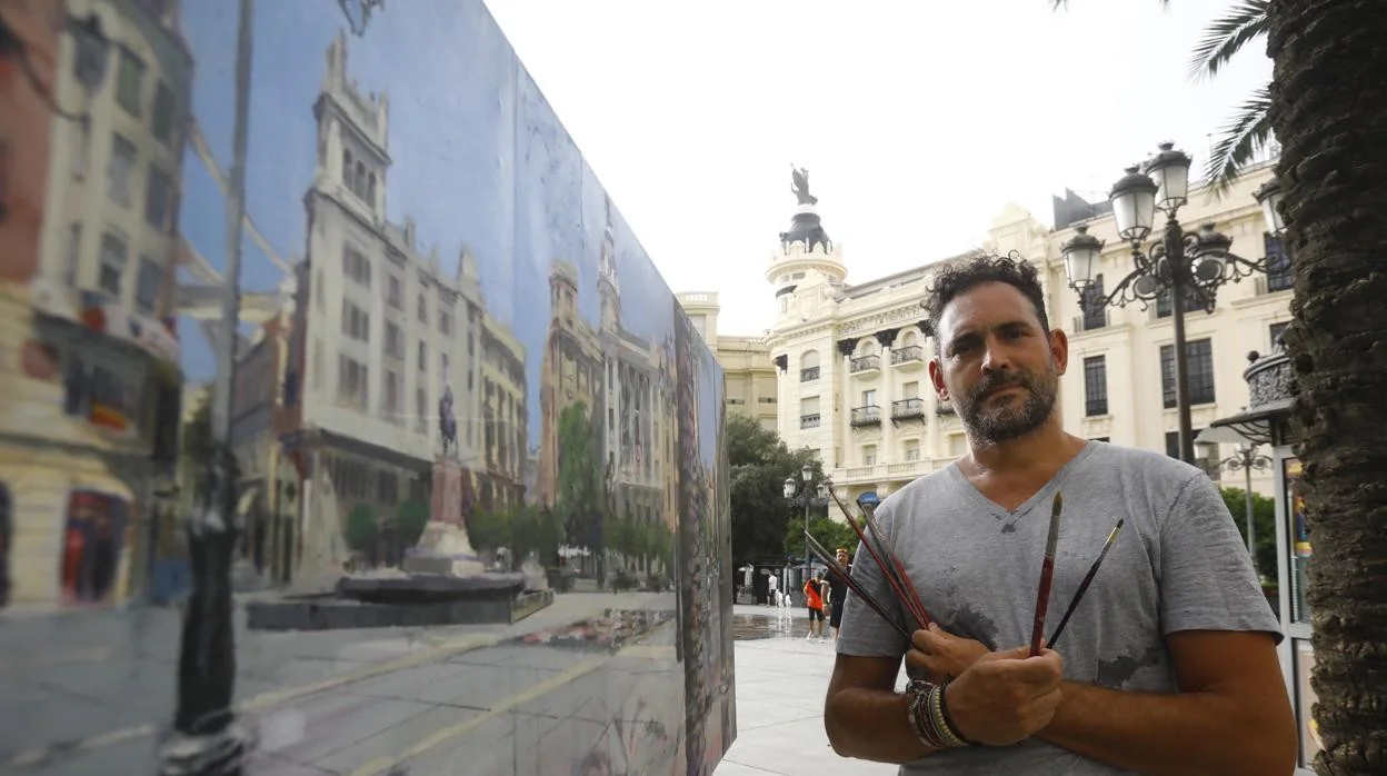 Javier Bassecourt, ante uno de sus cuadros en la plaza de Las Tendillas de Córdoba
