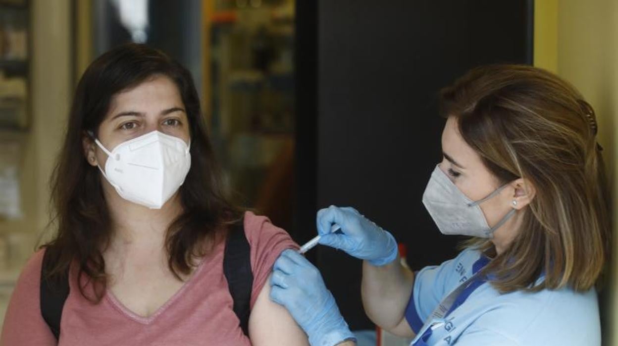 Una mujer recibe la vacuna del Covid en Córdoba