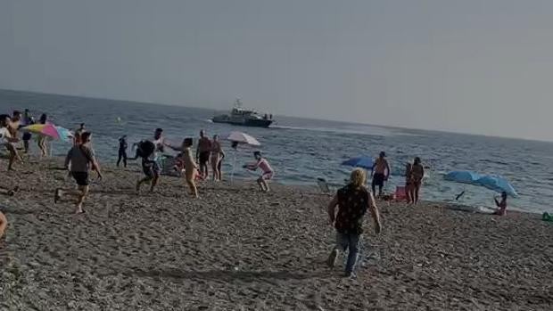 Unos bañistas de Granada detienen a dos narcos en la playa de Melicena que huían de la Guardia Civil