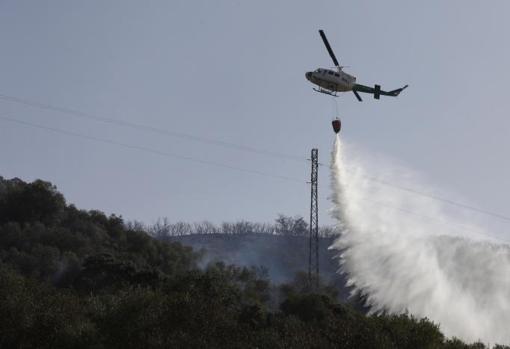 Un helicóptero descarga en las cercanías de Villaharta el 16 de agosto