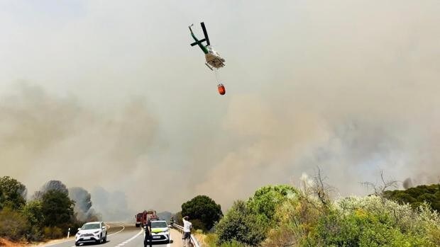 Un nuevo incendio forestal en Espiel obliga a cortar la carretera N-502