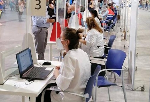 Personal sanitario en el Palacio de Ferias y Congresos de Málaga