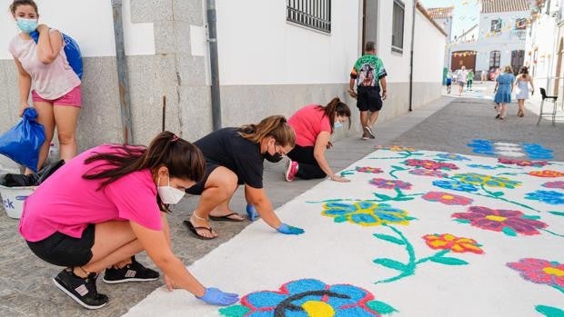 Dos Torres vuelve a relucir con sus coloridas alfombras de sal en honor a San Roque