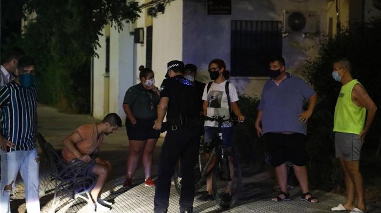 Intervención de la Policía Local durante una noche del pasado verano en Córdoba capital