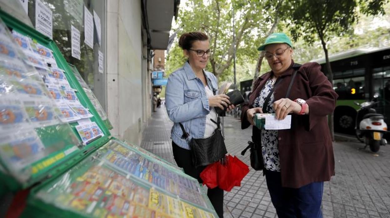 Una vendedora de cupones de la ONCE en Córdoba, en una imagen de archivo