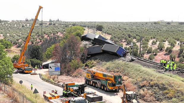 ADIF comienza la retirada de los 15 vagones del tren mercancías descarrilado en Montoro