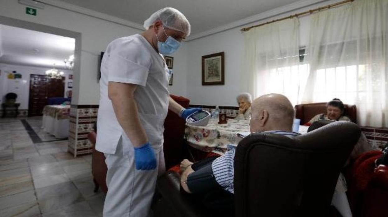 Un trabajador atiende en un centro de mayores