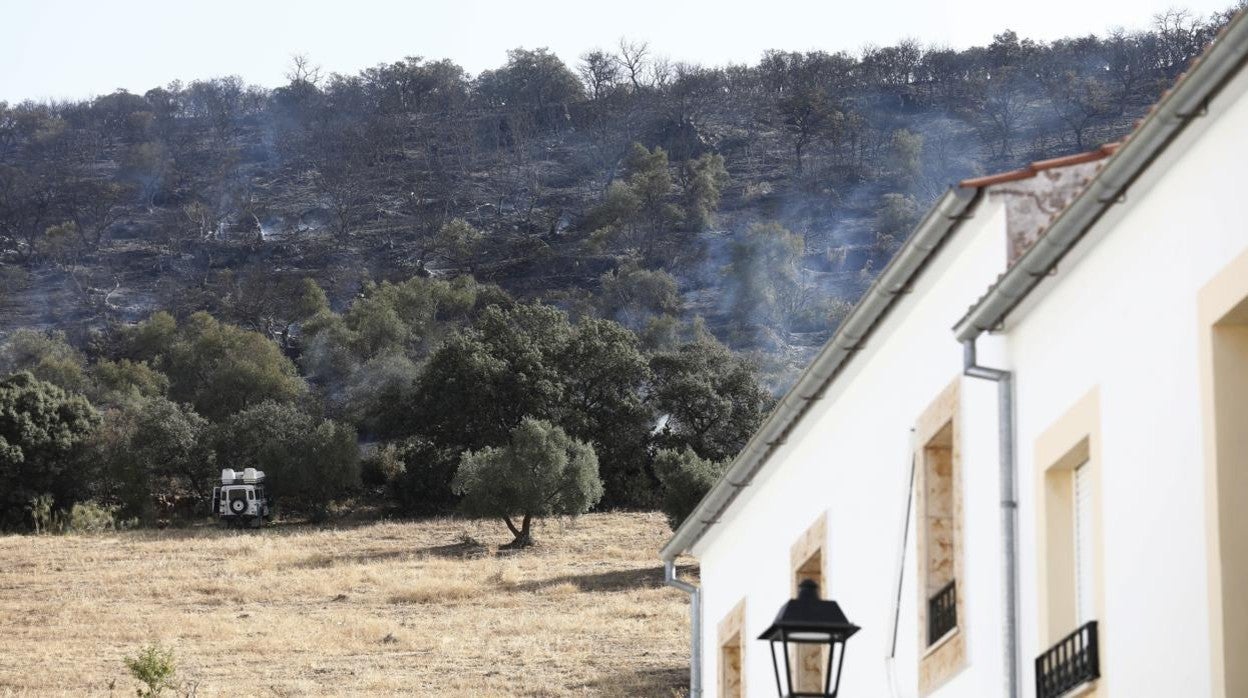 Labores de extinción del incendio próximo a las viviendas de Villaharta