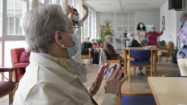 Andalucía pide autorización judicial para obligar a hacer PCR a trabajadores de residencias de mayores